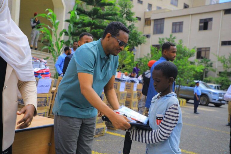 በዛሬው እለት የግንባታ ሂደታቸው የተጠናቀቁ ቤቶችን እና የትምህርት ቁሳቁሶችን ለአቅመ ደካማ ወገኖች አስረክበናል።