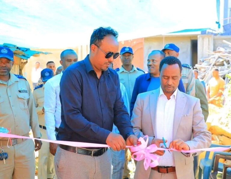 የሐረሪ ክልል ፖሊስ ኮሚሽን የክረምት በጉ ፍቃድ መርሀግብር አገልግሎት ምክንያት በማድረግ በሐኪም ወረዳ ያስገነባቸውን ቤት በዛሬው እለት አስመረቆ አስረክበዋል።